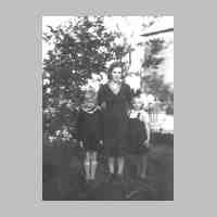 015-0070 Gertrud Groening, geb. Huck, mit Alfred und Erika im Jahre 1938.JPG